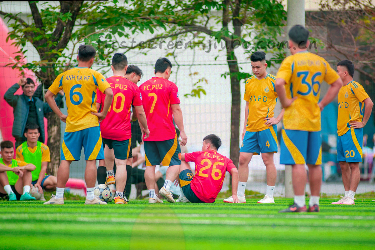 多张内容卡片沿光轨聚合为专题册页的抽象视觉